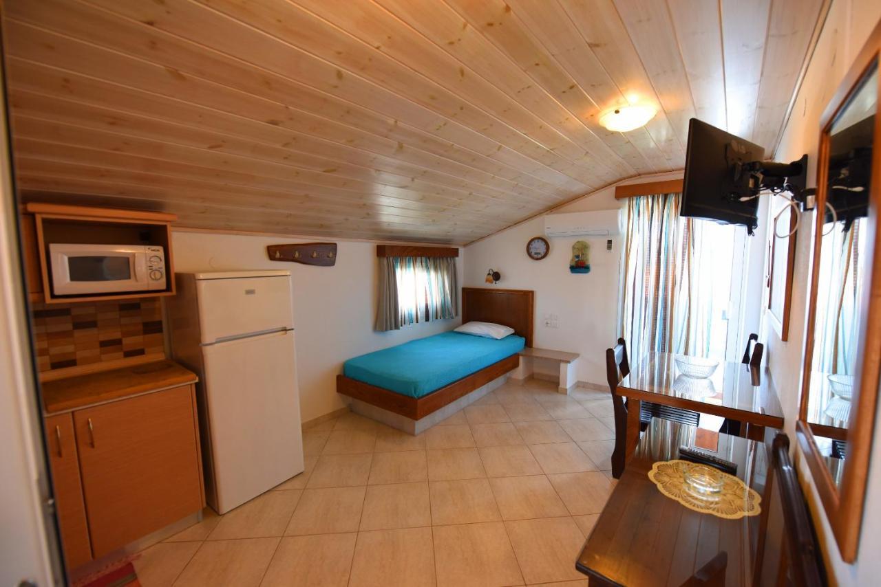 Haus Niko Apartments And Suites Nea Poteidaia Quarto foto